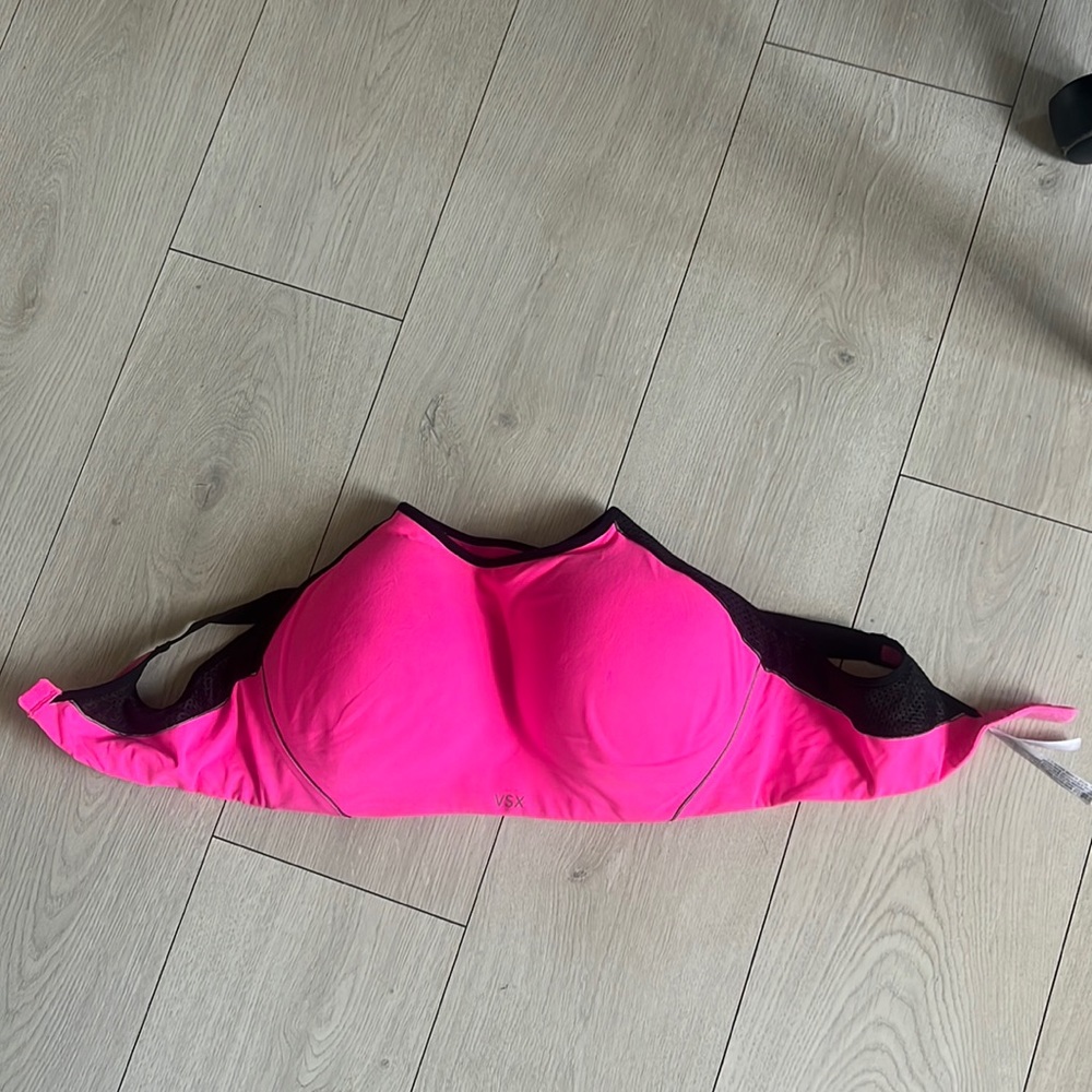 Victoria’s Secret sport 36DD